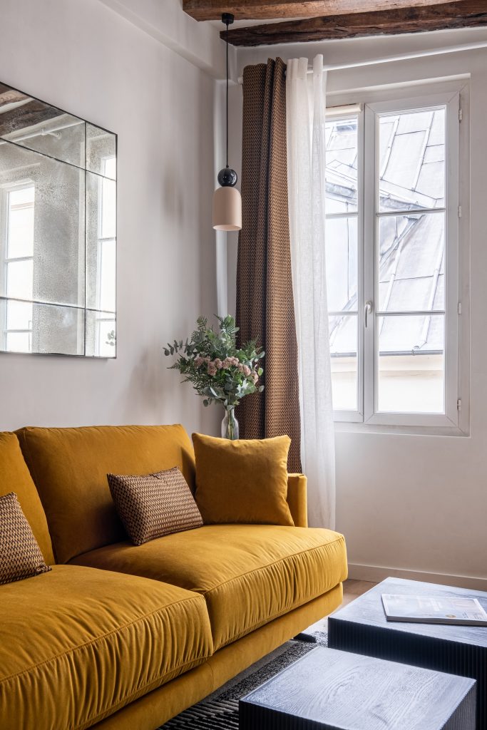 Photo appartement avec canapé jaune