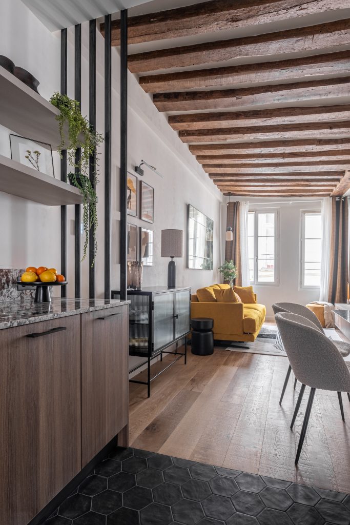 Photo appartement avec vue de la cuisine vers le salon.