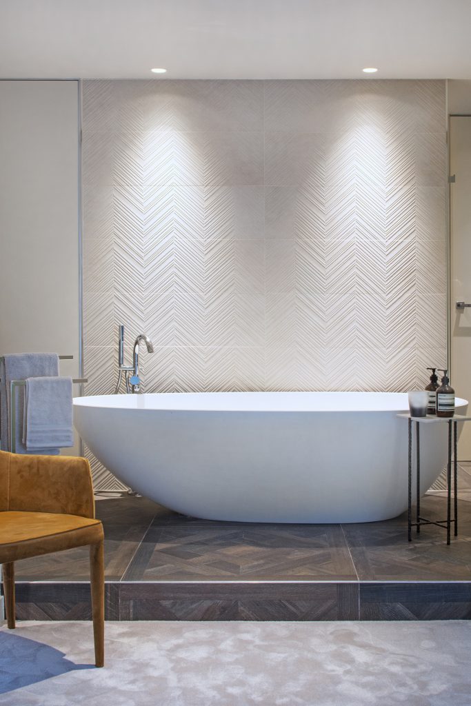 Photo de la baignoire dans la salle de bain.