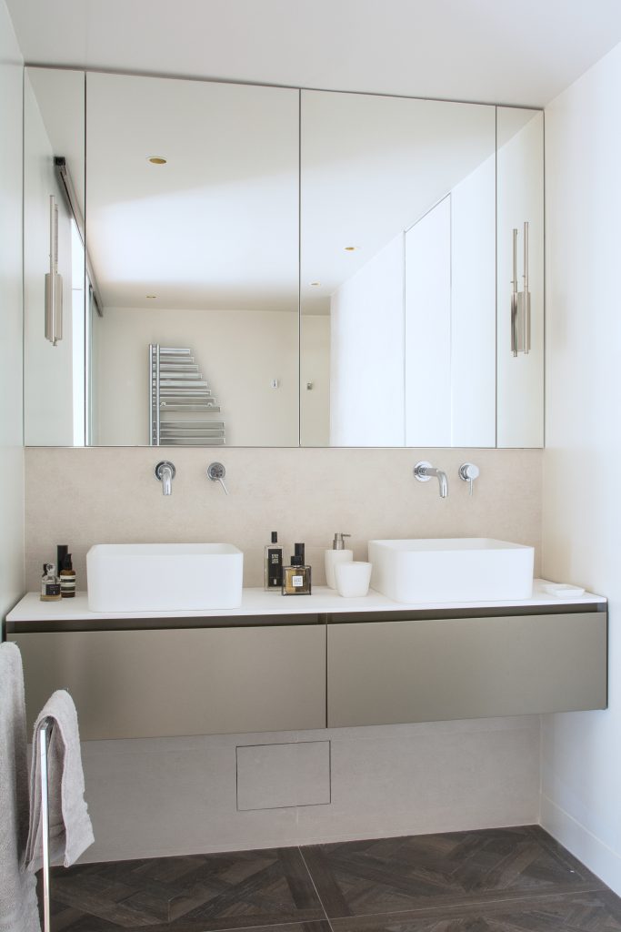 Photo du plan vasque de la salle de bain.