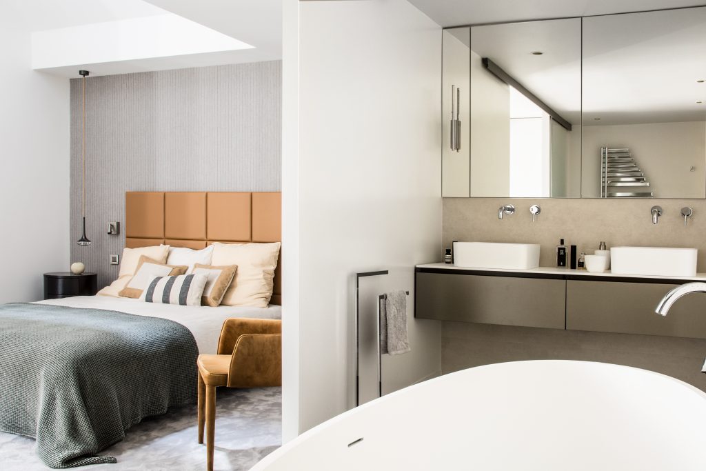 Photo de la salle de bain vers la chambre.