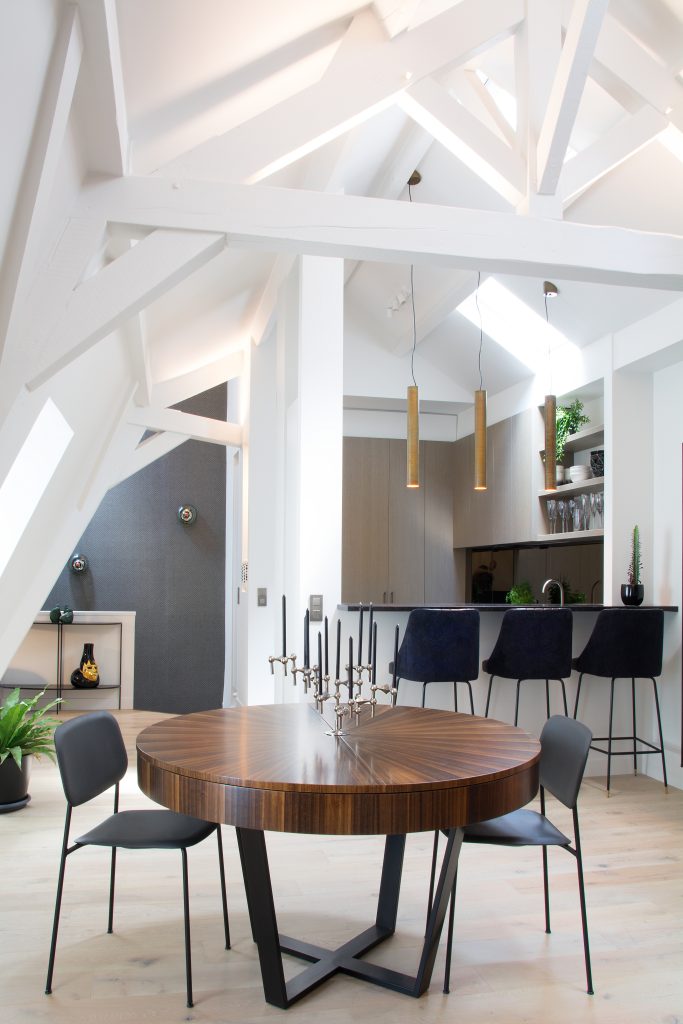 Photo d'un appartement sous les toits de Paris.